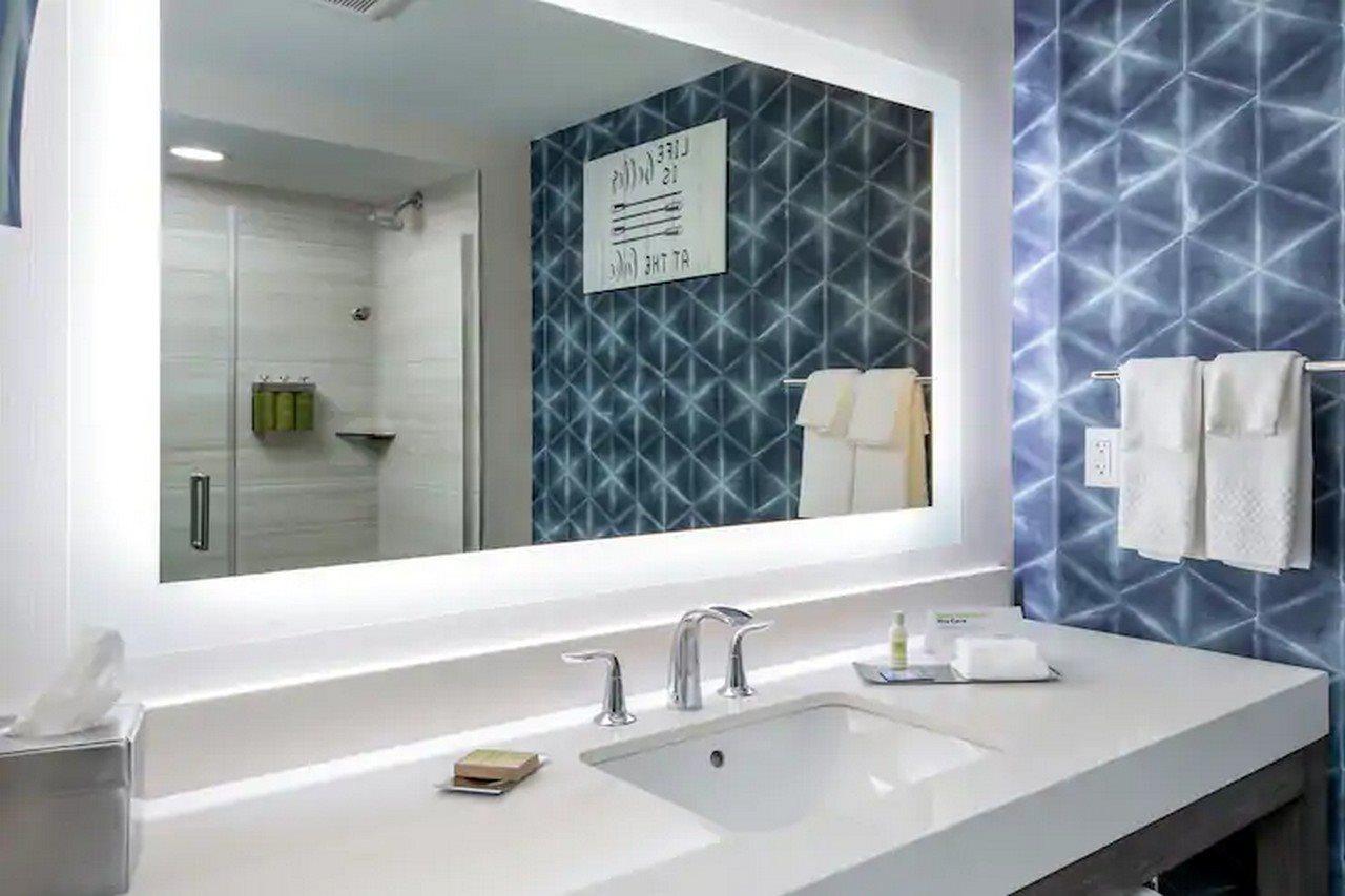 Hotel Doubletree By Hilton Hot Springs Extérieur photo