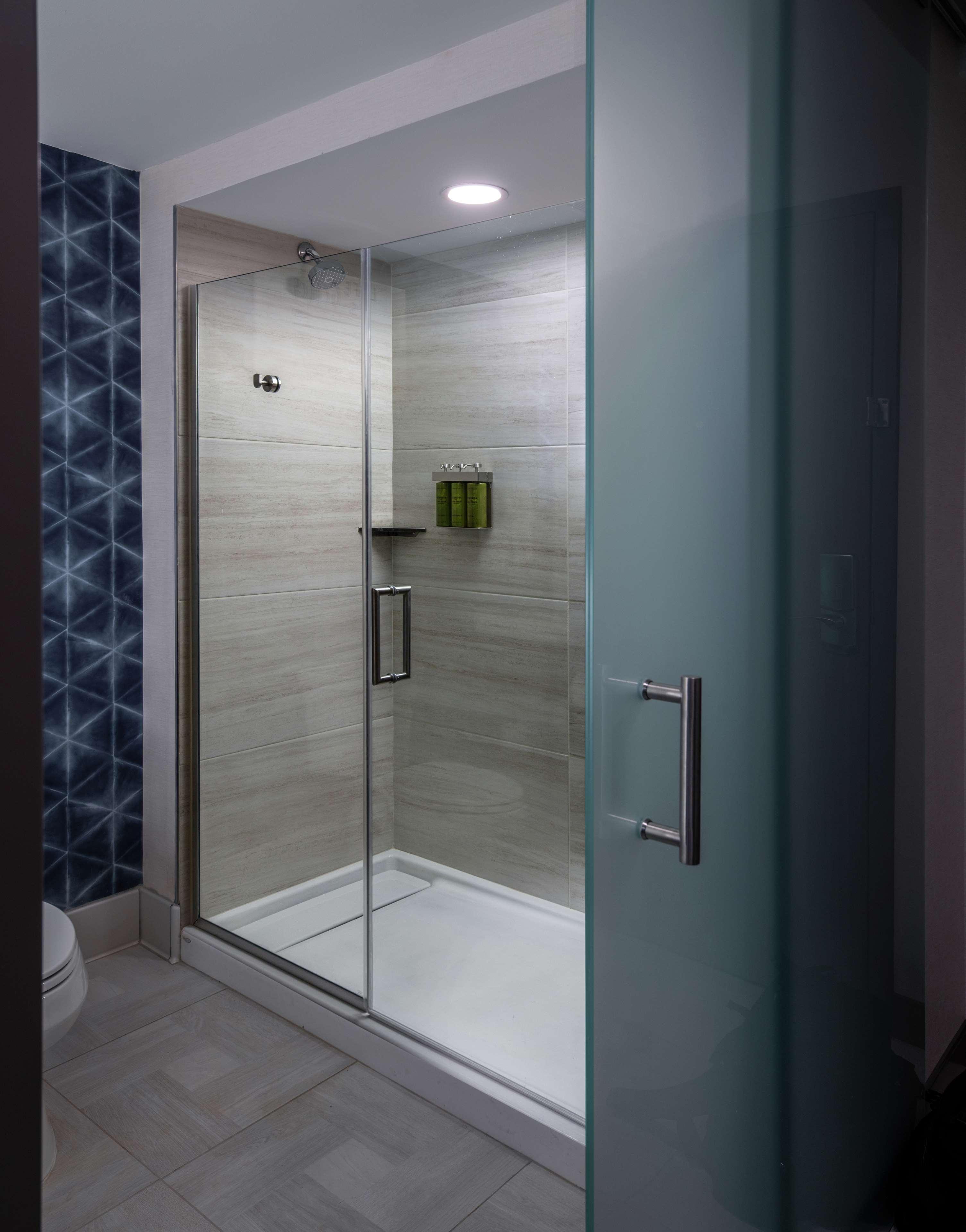 Hotel Doubletree By Hilton Hot Springs Extérieur photo