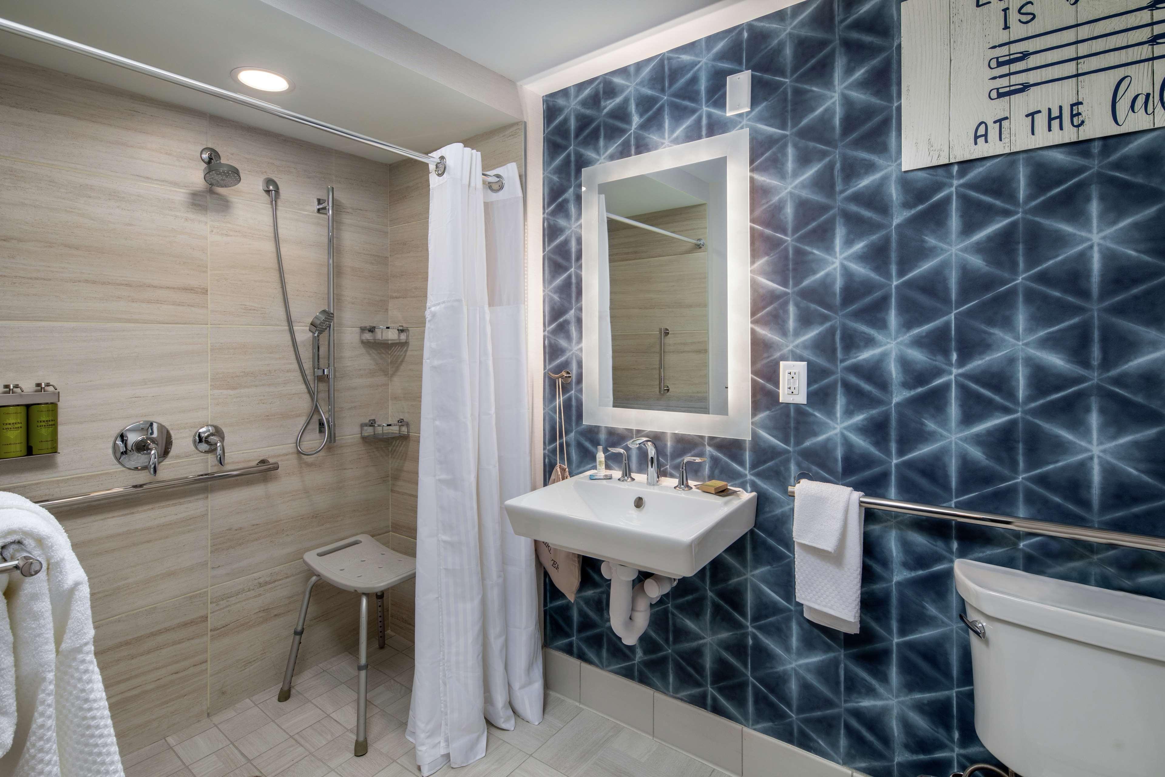 Hotel Doubletree By Hilton Hot Springs Extérieur photo