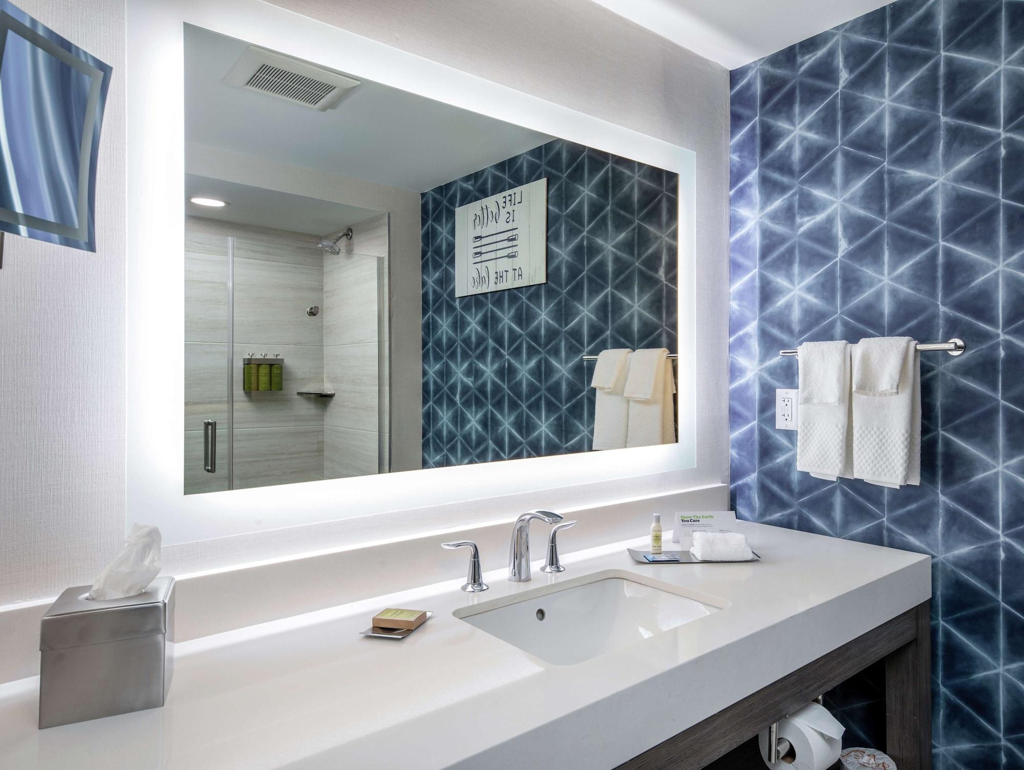 Hotel Doubletree By Hilton Hot Springs Extérieur photo